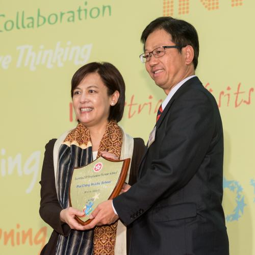 Dr. Catherine Chan, Deputy Secretary for Education of Education Bureau presented certificate of Enriched IT Class to Mr. Tam Yat-yuk, Principal of Pui Ching Middle School